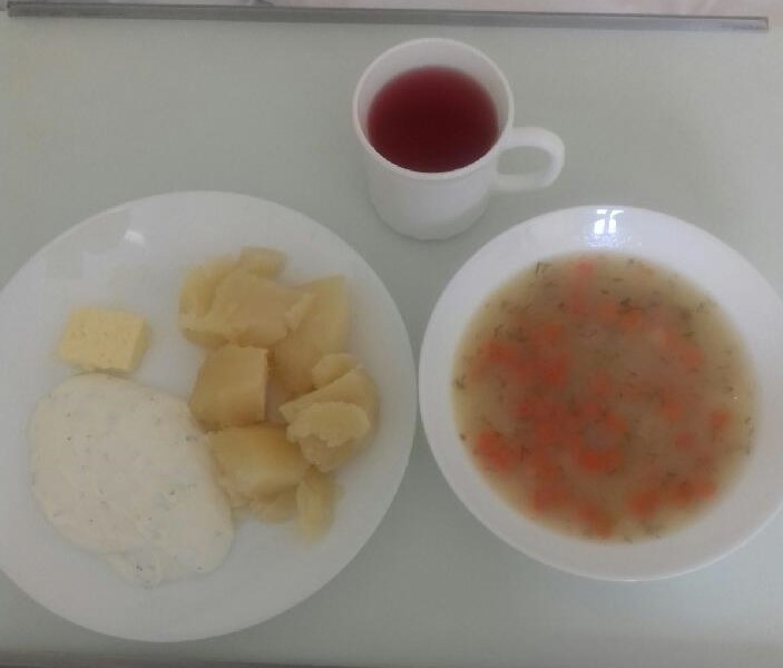 Obiad z piątku 24 maja – zupa koperkowa, ziemniaki, twarożek z zieleniną, kompot